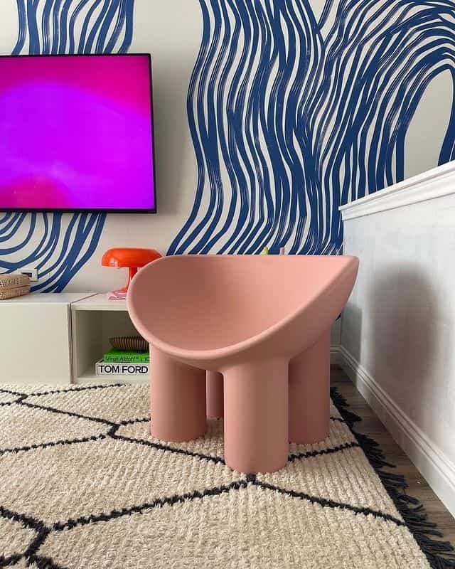 A cozy pastel pink armchair adding a soft and charming touch to the space. 💗✨
credit: @sareish

#PastelPink #PinkArmchair #CozyCorner #HomeDecor #InteriorInspo #PastelInterior #AccentChair #CozyHome #RoomDecor #InteriorStyling #SoftAesthetic #ModernInterior #HomeInspiration #CuteDecor #WarmVibes #InteriorDesign #AestheticHome #PinkDecor #ComfortableLiving #HomeStyle