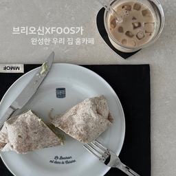 #오늘의우리집
#협찬
아이 등원시키고 나면
집이 갑자기 조용해져서 살짝 허전한데,
또 그 조용함 덕분에 
잠깐 숨 돌리게 되는 것 같아요 🌿
오늘은 주방 정리까지 싹 끝내고
브리오신 X FOOS 플레이트에
간단하게 브런치랑 라떼 한 잔 준비해봤어요 ☕️🥐
120년 전통의 독일 테이블웨어
‘1400 Mitterteich ONDA’ 컬렉션 제품인데,
어디에 두어도 자연스럽게 어울리는
정갈한 화이트 플레이트라 더 마음에 들더라고요🍽️
깔끔한 디자인이라
대충 올려도 괜히 분위기 있어 보이고
디저트, 브런치 담기 딱 좋은 사이즈라
요즘 자꾸 손이 가는 플레이트예요🫶🏻
전자레인지랑 식기세척기도 사용 가능해서
육아하면서 편한 게 제일 중요한 저한테는 더 만족🤍
아이 하원 전까지의 짧은 자유시간
다들 어떻게 보내시나요?🤎🖤
 #브리의zip5기 #브리오신 #briochin #브리오신서포터즈 #콘수프기록집 #오늘의우리집 #주방인테리어 #주방용품 #밧드야 #밧드야식기건조대 
#식기건조대추천 #주방세제 #주방세제추천 #신혼접시 
#브리오신플레이트 #브리오신접시 #브리의zip #프리미엄세제 #프랑스명품세제 #키친매트 #모프
#테이블매트추천 #테이블매트추천 