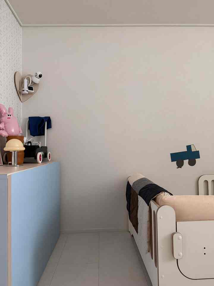 #현명한소비 #콘수프기록집 

子供部屋は私のお金の耐性が多いが、そのうちムードなどとコーナーハートマウントは新生児の時から着実に使用されている。
価格対比のデザインと性能が満足しています♥ 

そして、マーケット費収納場が退屈で水色のシート紙がついてみましたがどうでしょうか？それなりに賢く使うㅎㅎ  #아기가있는집 #아기가사는집 #거실인테리어 #20평대아파트인테리어 #20평대거실 #거실꾸미기 #티비없는거실 #아이방인테리어  #리모델링아파트 #아파트리모델링 #거실장  