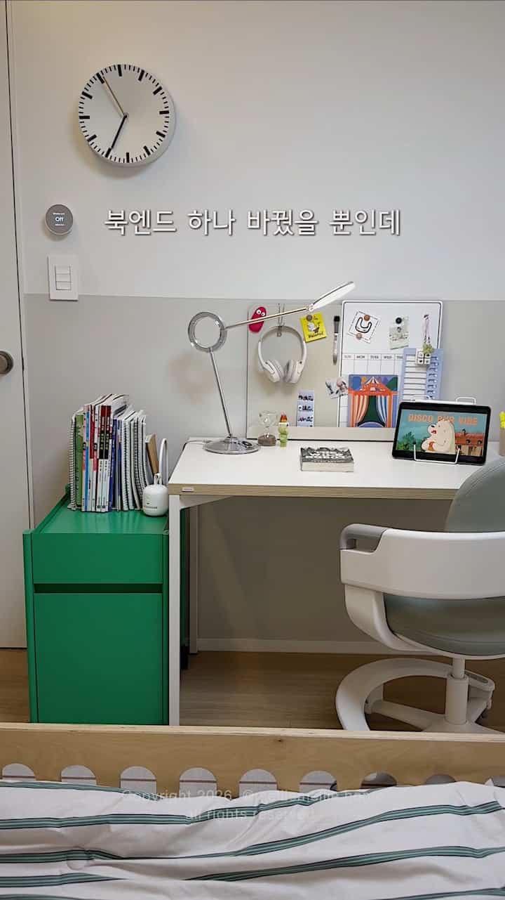 子供部屋の机の隣に置く問題集
毎回倒れて混ざり合い、優しいストレスでしたが、
今回曲線デザインのブックエンドに変えてみました。

実は機能だけを見ると、より安価なプラスチック製品も多かったのですが、
感性のおじさんはお母さんのデザインもあきらめたくないですよ🤍🤭

丸い曲線とすっきりとした白色のおかげで
問題集のまとめはもちろん、机の周りの雰囲気まで一気に整えられた感じ✨

あまりないと思う
このような小さな変化が空間使用満足度をかなり高めてくれるようです。



＃子供部屋のインテリア＃コンスープレコード集