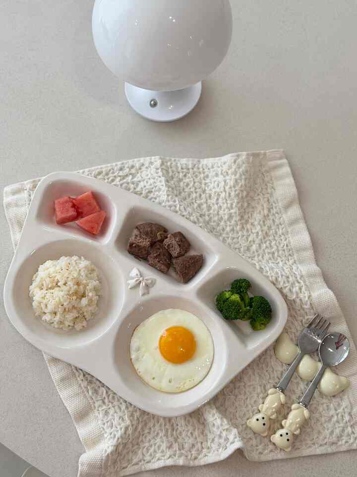 子供ご飯を入れるときにきれいなボウル、かわいいスーザーを置くと私も気分が良くなります🤍
小学生の最初が使う陶器の食板なのにリボンもついていてきれいですね？  #아이밥상 #아이밥 #아이가있는집 #육아일상 #오로지도자기 #도자기식판 #아이식판 #유아식기 #유아식 #유아식판   #맞팔 #선팔 #플랫포인트 #세라믹식탁