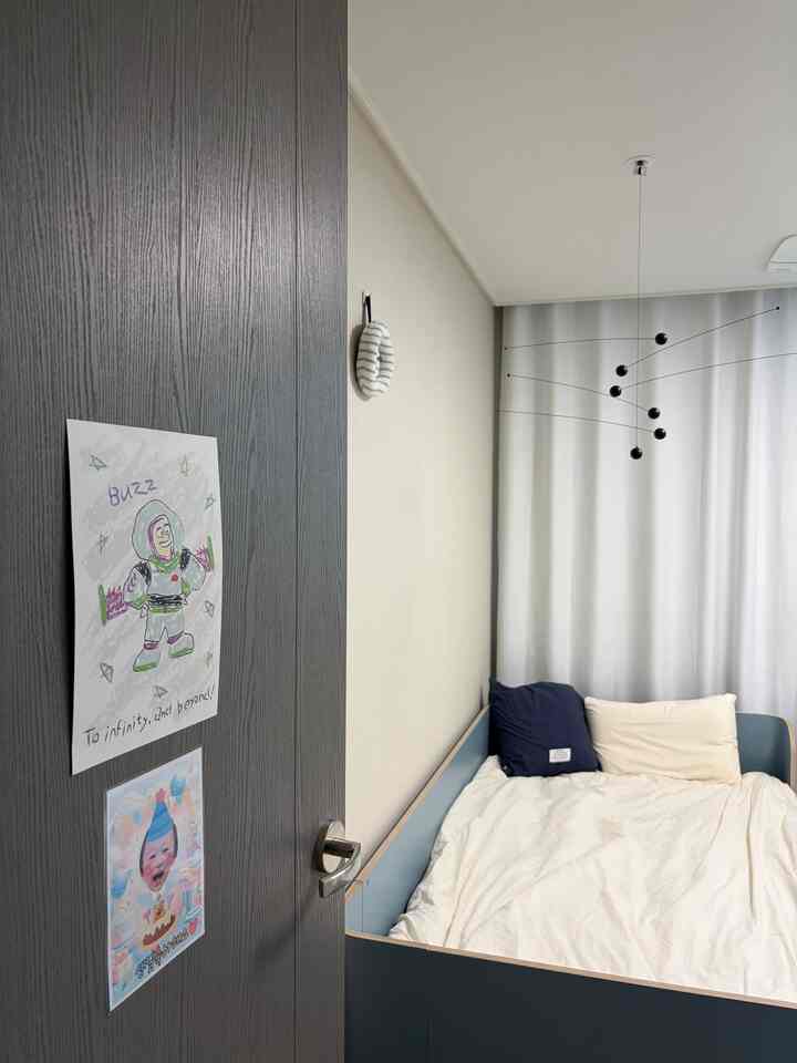 私の家の中で最も低い空間は息子の部屋です🤍
言葉は息子の部屋ですが、実際に私の好みを入れた空間です。
とても甘い色感でかわいい小物を一つずつ集めておくと
見るたびに気分が良くなる私たちの家の最愛空間になりました🧸🫶🏻

＃息子の部屋のインテリア＃子供の部屋＃子供の部屋のインテリア＃赤ちゃんの部屋の飾り＃タンバリンハウスベッド＃タンバリンハウス本棚＃ナダハウス＃感性子供部屋＃感性小道具＃パステルインテリア 