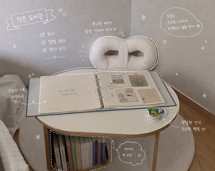 ここは私が家で一番好きな趣味空間ですよ🤍

小さな図書館のように本を読んで余裕を楽しんだり、
古いアルバムをまとめて写真を集めて記録を残す場所でもあります。

たまにはここに座って静かに写真をめくると、
過ぎ去った日々の思い出が再び思い浮かび、心がふさわしくなります。

本の一冊、空白のアルバムのページ、そして自分だけの小さな記録でいっぱい
この居心地の良い空間は本当に貴重です:) #독서 #앨범 #미니멀인테리어 #좌식테이블 #침실

（チャットピッティにアルバムの写真だけを描いてくれと追加しましたが、本まで変えてくれてとても面白かったです🤣）