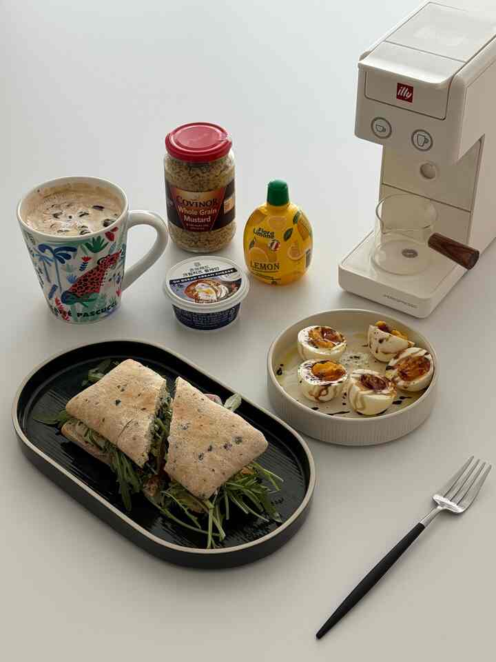 簡単に着た一食なのに好きな食材でいっぱいになったら小さなホームカフェ完成☕️🤍

サンドイッチに半熟卵、アイスコーヒーまで用意してゆっくり楽しんだブランチ時間です。ホワイトテーブルの上にブラックプレートの組み合わせが加わるので、食べ物もよりスッキリと盛り上がっている感じ:)

最近は自宅でコーヒーを飲んで好きな食べ物を作って食べる時間が一番幸せです。

複雑な一日の中でもしばらく余裕を感じられる自分だけのルーチン✨

＃今日の家＃ホームカフェ＃ブランチ＃家の飾り＃ホワイトインテリア＃ホームブランチ＃イリーコーヒーマシン＃感性インテリア＃カフェ 