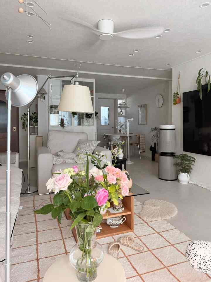 ＃今日の私たちの家＃コンスープ記録集

きれいなバラのおかげで華やかさがいっぱいのリビングルーム🏡

週末だからゆっくりと家のスペースも記録して
一杯のコーヒーを飲みながら時間を過ごしてください☕️

明日は5月の最後の日ですね！

残りの5月も幸せに仕上げてください🤍

#リビングルーム #リビングスタイル #リビングスタイリング #ラグ #リットンラグ #ソファテーブル #アルテミデ #照明 #壁 #パーティション #シリングファン #スツール #オブジェ #小物 #ソファ #アクアテックス #モジュールソファ #1インソファ #中文 #ウッド中文 #額縁 #ジグミ＃ルミール＃照明レストラン 