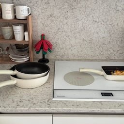 #콘수프기록집 #현명한소비 
프라이팬 바꾸는 날 🍳
자주 쓰는 프라이팬 아래쪽 코팅이 벗겨져서 
인덕션 상판이 다 타버린거에요…. 😭 
그걸 모르고 계속 썼다는 ㅠㅠ 
그래서 프라이팬 싹 다 바꿨어요.
스텐팬도 있지만 손이 잘 안가더라구요..
손쉬운 코팅팬 못잃어… 🥹 
향균프라이팬이라니 믿고 써봐야겠어요. 
#프라이팬세트  #후라이팬세트 #프라이팬 #실바트
#내돈내산 #인덕션매트 #인덕션보호매트 #프라이팬추천
#인덕션프라이팬 #프라이팬바꾸기 #주방살림 #주방템
#주방용품 #주방템추천 #주방인테리어 #인덕션 