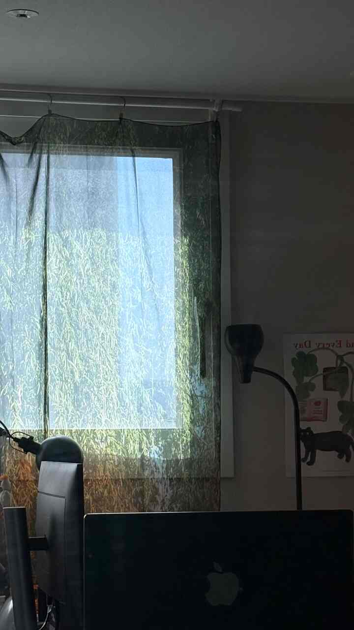私の部屋の窓の向かい側には、乾式引き出しの上に大きな鏡を置いて、化粧台のように書いています。
鏡のおかげで小さな部屋ですが、苦しくないです🪞

化粧台のあちこちに好きなアイテムを配置しておいて
香水とアクセサリーを選んでふくらはぎリラクサーで涼しく足緩めながら準備してみると忙しい朝にも気持ちよく準備していくことができます   #작은방인테리어 #n평인테리어 #화장대 #거울

