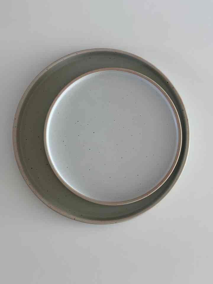  #산도아토プレート
白、ミント、黒の3つに14,18,23サイズで構成されています。

マット陶器で何を入れても綺麗でしたよ🤍
サイズ別にもっと買いたいと思います。 。  #신혼집인테리어 #집들이선물사전 #집들이선물 #식기추천 #그릇추천 #그릇세트 #신혼집꾸미기 #주방템추천 #팔로우  