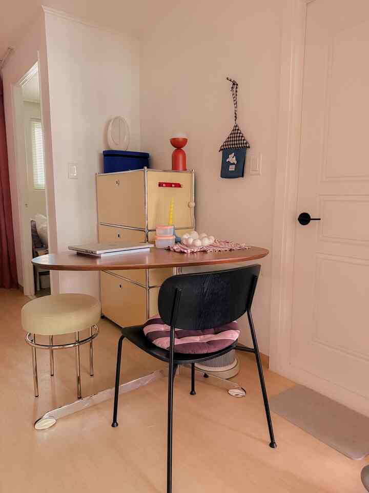 キッチンにまたリビングルームを歩き回る
どこに居るのかまだ決められていない 
私の新しいテーブル😭
ご近所の方はどこに置くような気がしますか？ 

＃素敵なテム最高屋＃コンスープレコード集 