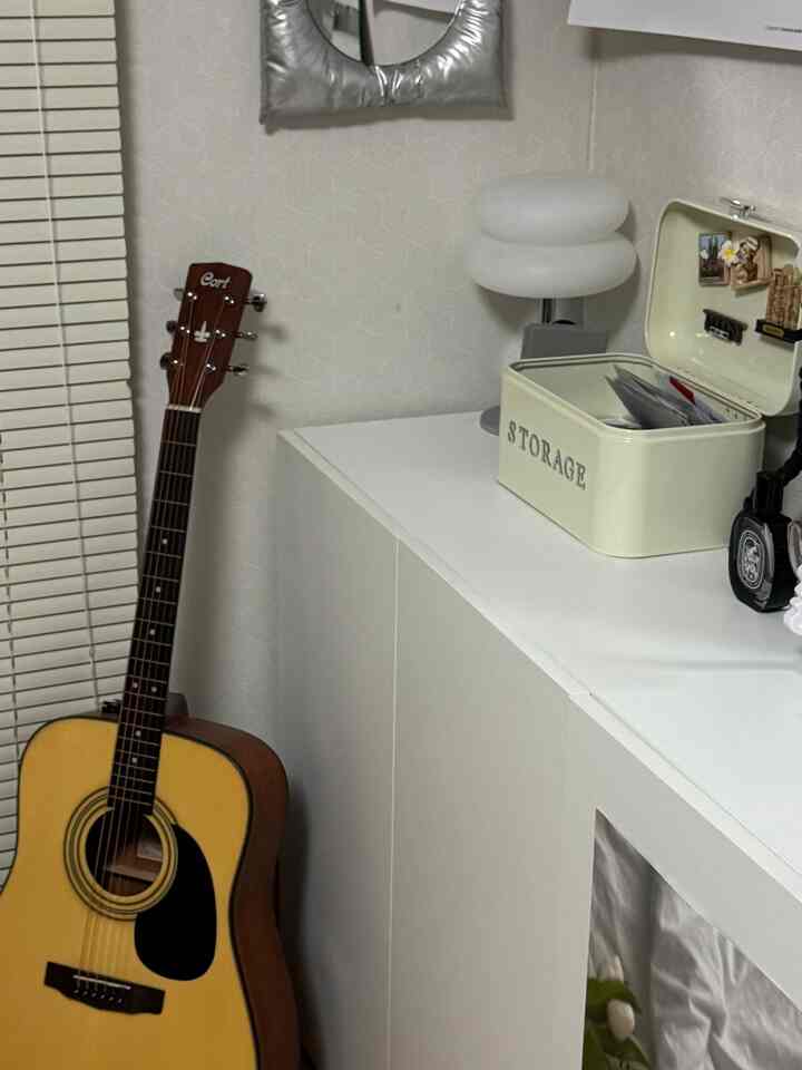 私たちの書籍のあちこちには私と夫の趣味が埋まっています:)
🎵🎼🎹🎧🪕🩶

#自分だけの空間 #나만의작업실 #나만의취미생활 #ftc24기 #취미방 #피아노방 #서재인테리어 #서재꾸미기 