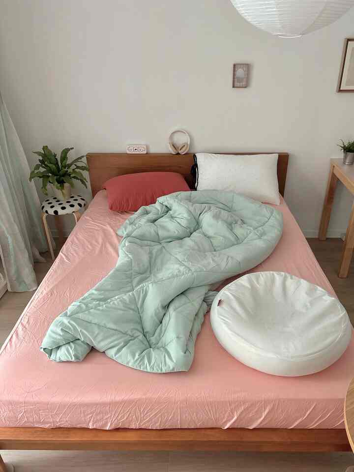 #컬러인테리어

私たちの家の寝室は、  #침대 #침대인테리어 #빈티지인테리어 #모던빈티지 #콘수프기록집 #오늘의우리집 