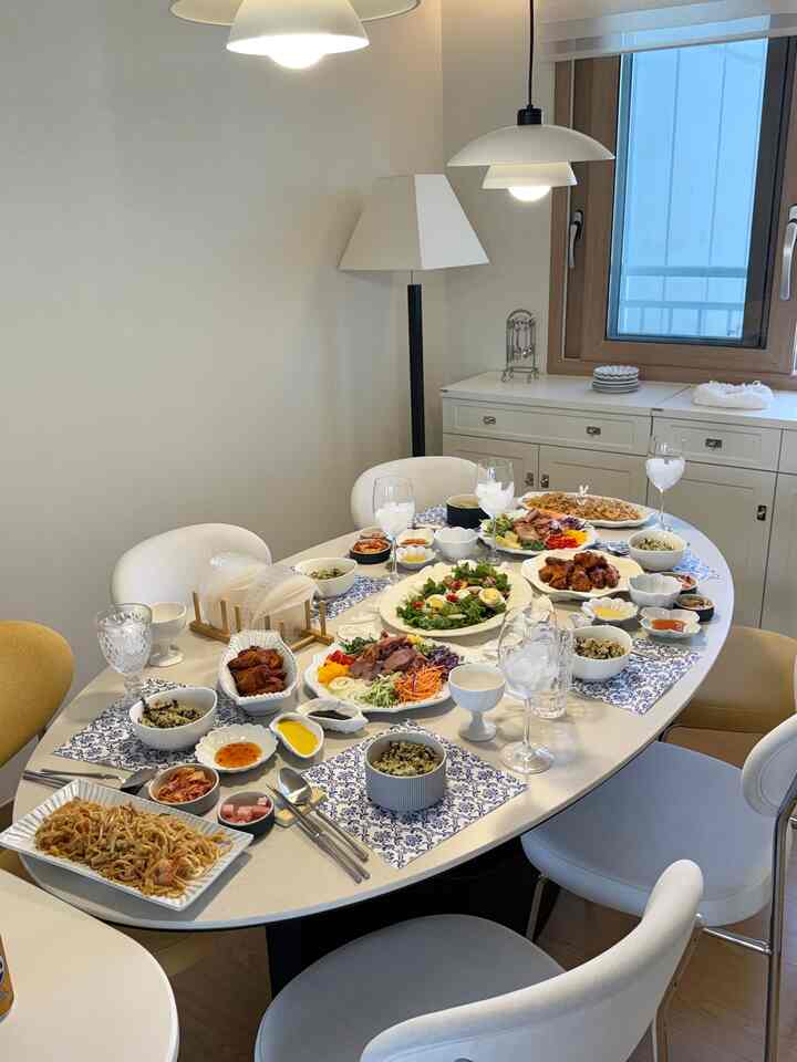 引っ越して来る最初の家たち👩🏻‍🍳

今回の家の華やかな食べ物より
楽に楽しめるメニューで用意しました🍽️

サラダ、パッタヤー、ウィングボン、アヒル燻製、ゴンドレバブ、おでん
好みに合わせて食べることができるようにしておくと
みんなで話し合いながら楽しんでよかったですよ。

二次は果物とパンで🥭🍈🍉+🥐🥖🥯
気にしないのでパンの写真は撮れませんでした🫠

最後の3次フードは 
ハーゲンダーズバニラ+オリーブオイル+コショウ🍨🧂

何より気に入ったのは
食卓の上の食べ物よりも人々の笑い声でいっぱいだった雰囲気🤍

＃コンスープ記録集＃今日の私たちの家1
＃オーホームストア＃ダイニングルーム＃ホームパーティー＃ホームストア＃オーホームストア＃テーブルセット＃家の食べ物＃ホームカフェ＃ダイニングインテリア＃ダイニングルームを飾る＃ダイニングダイニングテーブル＃ダイニングテーブル＃ダイニングテーブルチェア＃かわいいボウル＃ボウルコレクション 