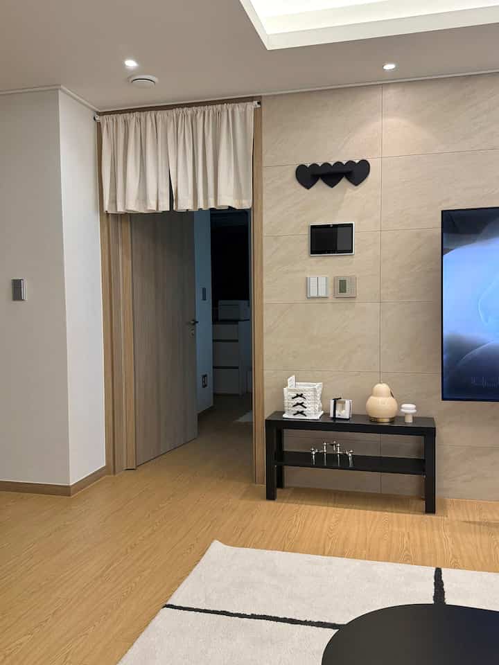 #綺麗
間違ったカーテンで寝室の部屋を隠す🚪
思ったその感じのカーテンではないから
注文したカーテンを元々走ろうとしたところにつけられなくなりました。
にんじんをするか。
プライベートベッドルームルーム隠し
カーテンで覆ってくれました🎀
日本食堂に入るとカーテンみたいなのに(?)😂
一度私は好きですㅎㅎㅎ

＃居間 