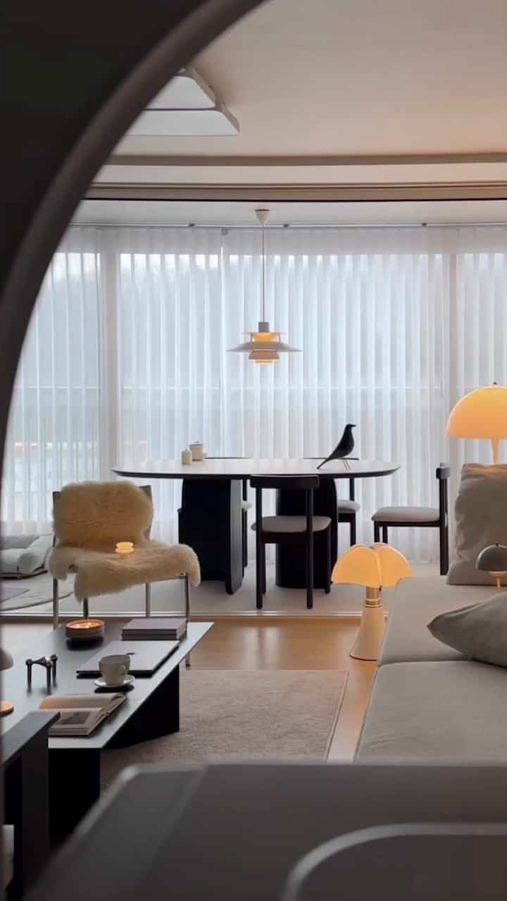 #오늘의우리집 #맞팔 
Soft lights, quiet moments✨

撮っておいた映像なのに、
ただ置くのが残念だから😌
日が暗くなるとむしろ
照明でより輝くリビングルームの外観
むしろもっと暖かく感じると思います。

照明は使徒使徒が欲しい製品が生まれ続ける
ダダイクソンという言葉が合うと思います！

#コンスープ記録集 #오늘의집 #스페셜크리에이터 #오늘의집크리에이터 #조명 #조명인테리어 #거실 
#バイリネ #가구 #세라믹식탁 #거실꾸미기 #거실인테리어 #블랙인테리어 #러그 #루이스폴센 