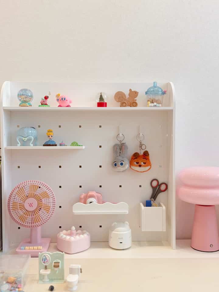 子供の部屋にキャッチしたミニチュアや小道具がたくさん転がっています。 
きれいに陳列してあげようとスタンディング型打孔板を購入してみました:) 

重さも軽くて一つ一つ組み立てるべき製品だからパニックになりましたがㅎㅎㅎ 
ガチャマシンで選んだ可愛いキャラクターとバッグに全部走らないキーリングも陳列してくれて 
転がっていたはさみのフルテープのようなものもしっかり差し込んでおくので結構すっきりしますよね？ 

机を変えるのは面倒ですが、子供部屋の机を整理してきれいにしたい場合 
ヨレンアイテムお勧めします！ 


＃インテリアノウハウ＃コンスープ記録集 

