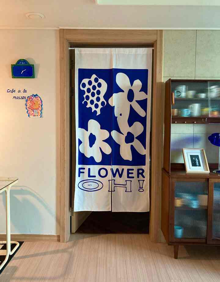 ＃きれいに隠す＃記録チャレンジ

できなかったところのように行きましょう！🚪✨😉

どんなにインテリアを気に入ってもドアを開けたときに向かう広々とした洗濯乾燥台や見えない部屋の中はいつも目に釘付けになりますよね！
そんな時は視線を分散させてあげるパターン遮蔽膜一つならすっきり隠すことができます:)

リビングから眺めた寝室の入り口と玄関からすぐ見えるドレスルームともに遮蔽膜で解決しました🧚🏻‍♂️
また、ちょっとしたドアインテリアポイントに変身！

暖かくて可愛いパステルトーンパターンから清涼なブルーフラワーパターンまで、ドアにふわっと渡せば終わり！
醜いところは柿のように隠され、我が家の感性はさらにアップグレード😉✨

＃家の飾り