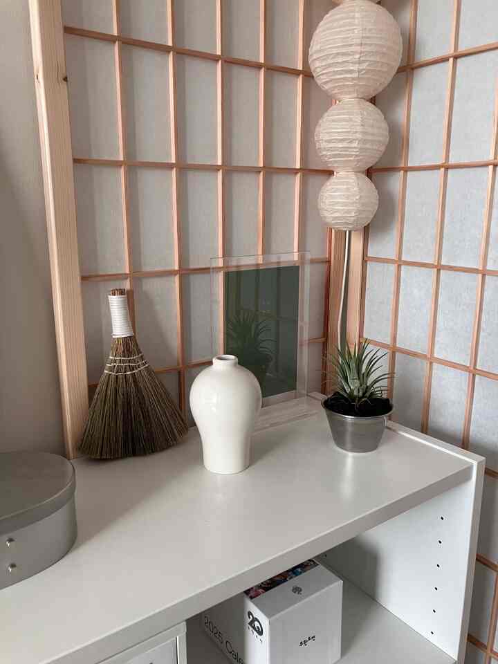 小物店で買ってきたほうき…！🧹

友達はこんなことをなぜ買うのかと言ったが、、、、悪いオーラを掃き出して祝福を守ってくれるというほうきがあったらそうだったんですよㅎㅎ 

伝統的な感じを生かしながら、良い意味まで取り組む自分だけの小物テム🧹

＃コンスープ記録集 