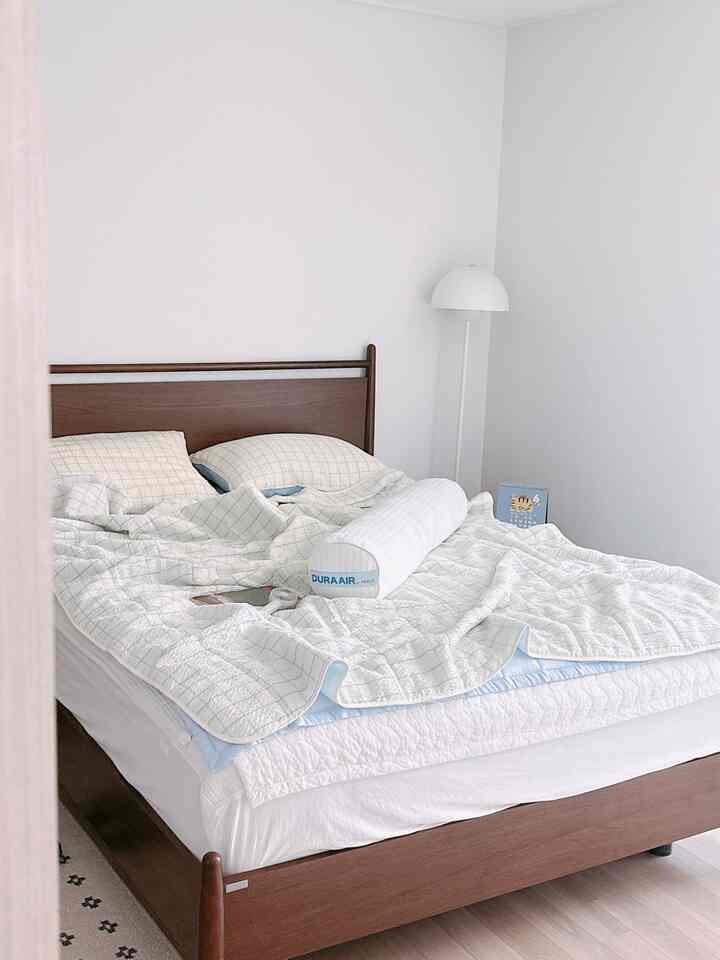 夏には涼しく快適な使用感が一番重要でしょう🌿

最近使用している冷感ボディピローは、A-maxテストにより、冷感効果が検証された生地と呼吸する三重構造のおかげで、苦しくなくすっきり使用できます。
湿気を素早く吸収し、通気性に優れ、べたつきが少なく、安全性検証を完了した認証機関の検査まで通過した製品なので、さらに満足でした:)

シンプルなデザインのおかげで、寝室の雰囲気とも自然に調和し、夏場のデイリーアイテムとして満足して使用していますよ✨

#製品提供 #쁘리엘르 #침실 #바디필로우 #냉감바디필로우 #여름침구 #여름준비 #여름필수템 #쿨링템 #맞팔 #침실인테리어 #홈스타일링