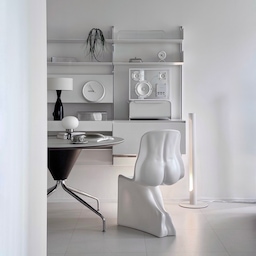 #콘수프기록집  #예쁜템최고야
unique! 
이번에 새롭게 들인 
POP haus, The Silhouette design chair 🪑
유니크 콜렉터로서 
이런 유니크한 디자인체어를 소장하게 되다니 !
라인을 따라 흐르는 진짜 착석감이 편해서 
자꾸만 옹돈이가 향해브러요 
⠀
⠀
⠀
The Silhouette
Curve
human body
Line all-in-one
The Silhouette design chair.
ㅣ@ 
Pure objects, handled with care.
#팝하우스 #디자인체어 #유니크 #피아바 #디엘로 #dello #플로우쉘프 #magazinecabinet #가구 #모듈선반 #선반인테리어 #homestyle #homedecor #homestyling #homedecor #화이트인테리어 #아파트인테리어
#homedesign #interiordesign #livingroom #interior #livingroomdesign  #apartmenttherapy 
