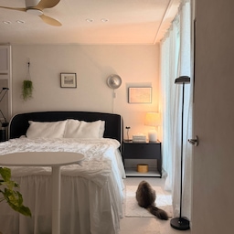 조명들로 변화를 준 침실 🏡
이케아 갔다가 새로운 조명들 데려왔어요 !
가장 만족스러운 조명은 한지등이에요 🤍
건전지 형태의 조명이라 꼭꼬핀이랑 실만 있으면 간편하게 설치할 수 있어요 !
금액대도 좋아서 색별로 데려와서 공간마다 걸어줬어요 🤭
#이케아 #현명한소비 #콘수프기록집 #조명 #조명추천 #한지등 #실링팬 #액자 #벽꾸미기 #파티션 #냉감침구 #침대프레임 #패브릭침대 #탄귀조명 #아르떼미데 #조명맛집 #침실 #침실인테리어 #이동식테이블 #러그 #협탁 #행잉플랜트 #신혼집꾸미기 #고양이 #소통 #오브제 #소품 #침구추천 #코즈코즈 #촛대 
