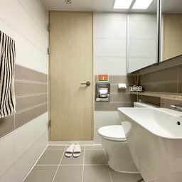 🚽(건식 욕실) 미니멀 청소템 4️⃣가지 추천 해요.
여름비로 촉촉한 화요일.
장마 기간 다가오면서 욕실 관리에 박차를 가하고 있어요.
오늘은 건식 욕실 유지하는 욕실 청소템 소개해 볼게요.
📍건식 욕실 청소템 4️⃣
1. 전천후 극세사 걸레
세면대, 거울 등 수시로 물기 제거.
2. 샤워 후 스퀴지
일체형에 넓어서 쉽고 빠르게.
3. 변기 세제
액체형 생분해 세제로 변기에 도포 후 물 내리기.
4. 바닥 청소
전용 걸레에 알코올 분사해 닦기.
⭐️ 급할 땐 비데 물티슈로 청소.
✔️샤워 시 환풍기 틀고 샤워 후엔 선풍기로 바짝 말리기.
✔️욕조와 틈새 청소엔 낡은 수세미, 낡은 칫솔 활용.
건식으로 청소하고 선반에 비누 달고.
집은 물이 닿는 곳 부터 낡아요.
물기 제거에 신경써 보세요.
청소 주기가 길어지고 건식 욕실 가능해요!
오늘도 단정한 집을 가꿔요. 🏡
(자세한건 블로그를 참고하세요)
#서나의살림레시피 #미니멀살림러 
#미니멀라이프 #미니멀살림 #감성살림
#미니멀리스트 #미니멀 #미니멀욕실
#건식욕실 #건식청소 #욕실청소 #욕실용품 
#청소템 #청소팁 #청소노하우 #청소꿀팁
#수납의달인 #예쁜욕실자랑 #욕실인테리어
#콘수프기록집 #오늘의우리집 #욕실수납아이디어