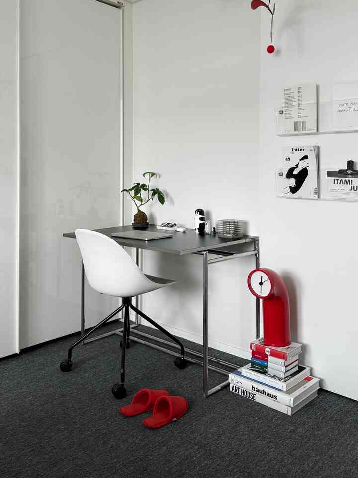 ＃製品サポートキュレータープログラムを通じて製品を提供され、直接使用してスタイリングした後期です。

newデスクドゥン。 👩🏻‍💻

小さな家だから家具ひとつも活用度を大切に見ることになるが、
立式と左式の両方に使える2wayデスクを立ち上げました。

立式と左式の両方を使用できる2in1構造
その日の体調や作業方法に応じて
雰囲気を変えることができる点が気に入りました。

最初は天板を再び分解する必要があります。
少し緊張しました。

ただ天板を持ち上げた後
ボディを後ろに回して横にしてくれるだけで終わり。

思ったよりずっと簡単だから
一人でもすぐに変えられました。 🙄

左右に下げておくとスペースが少し広く見え、
立式に使う時は集中モード切り替えもいいですよね。

小さな家であるほど、家具の一つがいくつかの役割を果たしている場合
確かに活用度が高くなると思います。

無駄のないデザインです。
モノトーン空間にも自然に溶け込んできました。 🖤🤍

＃今日の家エディション＃ヌクテン＃今日の家＃デスク＃デスクテリア