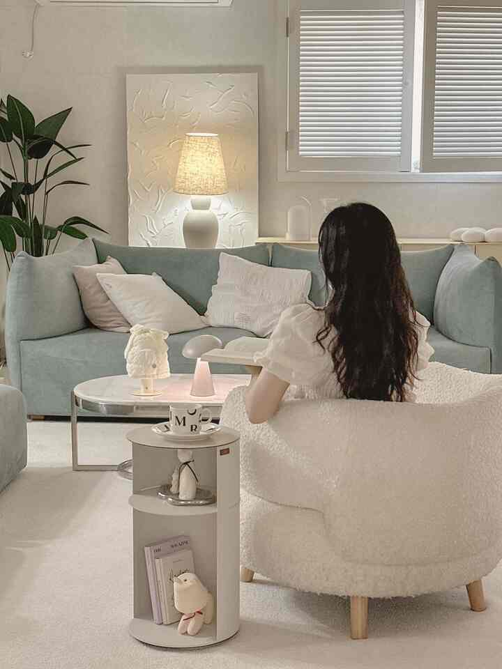 暑くなり、庭には開望草がきれいに咲きました。 
やだまこの時期になれば隣人大人には雑草だと言うように言われますが、一目はなぜこんなに可愛いのでしょうか。 
庭に出るとしばらく見ることになります。 
-
コールドピルームのシグネチャーマグとプレート。 
軽くて硬い感じ。 
陶器が好きな理由でもあります。 
クレマいっぱいのコーヒーが下がるので、きれいなカフェにいると思います🥹


＃コーンスープ記録集＃リビングルーム＃リビングテーブル＃家の装飾＃猫＃シングルソファ 