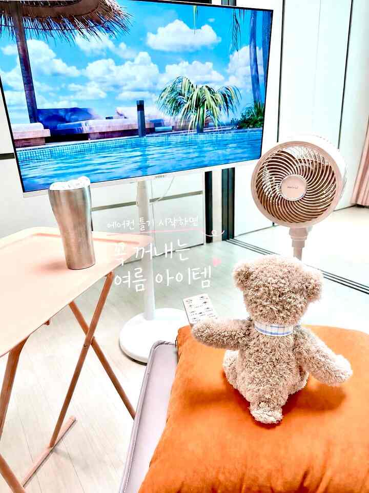 昨日は30度を超えたので、今は本当に夏が始まったと思います🥵

ワンルームに天井型のシステムエアコンがありましたが、エアコンだけを入れると涼しいところだけ涼しく、さらっと暑いところもありました。

だから今年も最初に取り出したのは、 
「ピンクサーキュレーター」ですよ！

360度回転で風が部屋全体にまんべんなく広がってエアコンと一緒に入れておけば、はるかに快適です🍃

リモコンで楽に操作でき、使用後はマグネットで着用しておくことができ、毎回どこに置いたか探すことがありません。

LEDタッチ方式だから暗い夜にも操作しやすく、エネルギー効率も良くて電気代負担を少し少なくできるという点も満足！

何よりデザインと色味が家の雰囲気ととてもよく似合って見えるたびに気分が良くなります

今日は休日だからエアコンとサーキュレーターを入れて涼しい氷でいっぱい飲んでテレビを見ています🧊

外は真夏ですが、家の中は天国です🩷



＃コンスープ記録集＃移動式テレビ＃執拗なセール＃小道具インテリア＃夏のチェックリスト＃執拗に選んだテム＃執拗な夏の準備＃夏休み日記＃大好きな愛情＃ワンルーム＃ワンルーム飾り＃ワンルームインテリア 