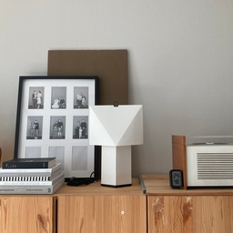 #현명한소비 #콘수프기록집
근래에 구매했던 현명한 소비는, 
바로 Hay의 Aplat lamp.
실크페이퍼 재질로 동양적인 느낌과 
직선라인의 모던한 조형미가 살아있는 쉐입이 매력적인 조명 :) 
#헤이 #헤이조명 #거실조명 #종이조명 #이케아 #이바르 #거실수납장 #브라운 #이케아액자 #홈스타일링