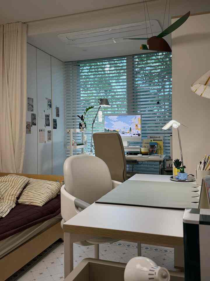 拡張された子供の片隅に3人で暮らす母親🤭
第二の部屋にカーテンをつけて小さな空間を分けました。

子供には睡眠と勉強のための空間、
私には本を読んでコーヒーを飲みながらしばらく休むことができる空間。

壁を立てるには苦しくて、
何も分けないのは少し残念でした。
カーテン一つで思ったより満足度が高いんですよ。

必要なときは開いたまま、
集中したい時は閉じておく柔軟性もいいですよ。

子供空間も、
ママスペースもあきらめたくなかった家の小さなチャレンジ✨

インテリアノウハウ#デスト小道具#デスク小物