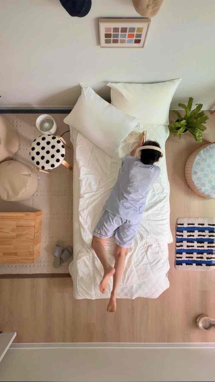 小さな部屋も夏の準備完了！ ˃̵͈̑ᴗ˂̵͈̑ ！
ここはエアコンがない部屋なので夏に暑いようです。
🌬️スラウンドエアクール冷たい布団とパッドを敷きました。
色はきれいなホワイト🤍

夏に私たちの猫たちはベッドに絶対に登りません、
寝具涼しいもので敷いてくれたら安らかにしてくれるものがあります( ᵒ̴̶̷̥́ ·̫ ᵒ̴̶̷̣̥̀ ) 
一緒に寝て狭くなりましたが、執事は幸せです。

下に向かってクールで通気性がいい
熱を止めていなかったのでとても快適でした。
バスラックストリートは騒音なしで見えにくい肌触りです。
素肌に触れる感じも送りました。

扇風機と一緒に使う
布団が涼しくて冷たくて 
最近ああ〜週は寝ています。
今夏はとても暑いような予感があります。
サルンスラウンドエアクールで夏ご用意ください♡


＃スラウンド＃スラウンドエアクール＃エアクール＃冷たい布団＃冷たいパッド＃冷たい寝具＃ワンルームインテリア＃小さな部屋のインテリア＃小さな部屋の装飾＃ベッドルームのインテリア＃ベッドのインテリア＃ビンテージインテリア＃モダンビンテージインテリア＃モダンビンテージ＃かわいい家 