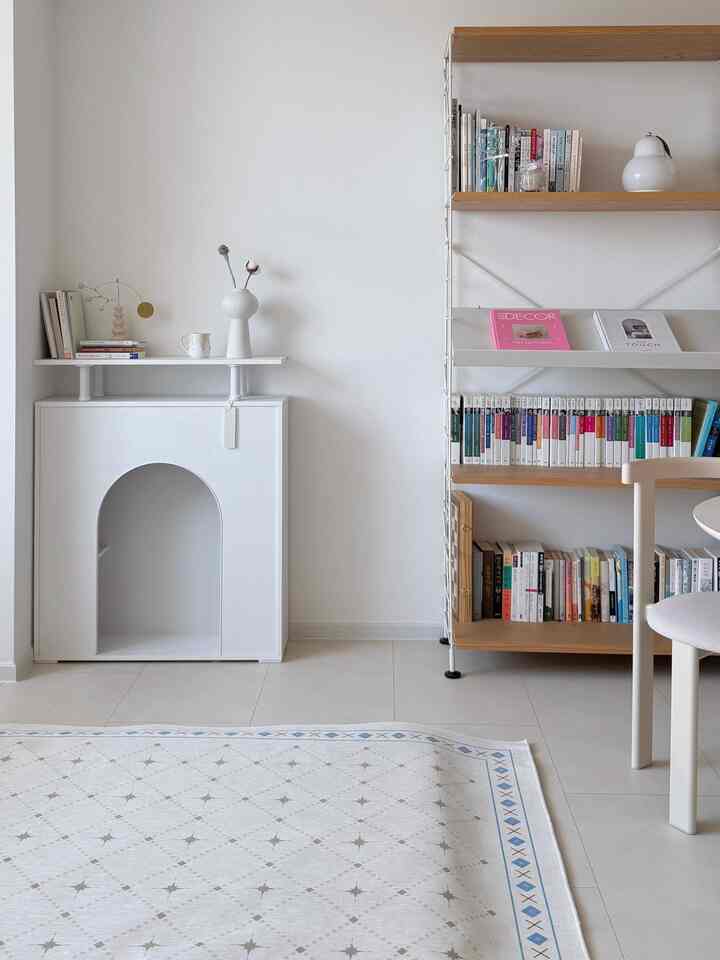 部屋ごとにラグがある私たちの家
大きなラグ、小さなラグ、長いラグなどの種類別にあります。 
確かに大きなラグは管理が難しいです。 
前回赤ちゃんはここにピンクの薬瓶を注いだが頭が痛い...
洗濯機に入らないサイズなので、浴槽にかけて手洗いしました😂
いくらウォッシャブルラグでもサイズが大きいと管理が難しいのは仕方ないかと思います。 
しかし、とてもきれいであきらめないラグインテリア🤍


＃今日の私たちの家＃コンスープレコードハウス＃ラグインテリア＃ノミア＃リビングルームインテリア 