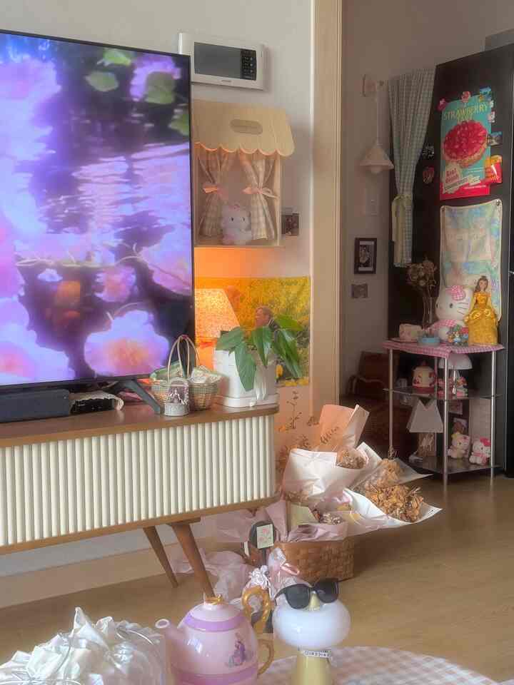 #綺麗

壁にかわいい家をつけました 😍 カートに長い間入れられていた製品を取り出してくれました😆🎀 

もともとはインターホンを隠してみるかと買ったのに私がサイズを間違ってしまったんですよ🥹 合わなかったのでどうしようとしましたが幸いにも下にボイラーレギュレーターとスイッチをぴったり選ぶことができてとても良かったです！ 

名札を追加すれば、自分が欲しいフレーズを入れることができますが、私はニックネームで入れてみました😍 そうしたら大丈夫、より特別に感じられて良いことがあります💜 

実は、テレビの右側を見るたびにちょっと残念でした。 

＃メイド＃メイド＃壁飾り＃インターフォンカバー＃スイッチカバー＃ボイラーカバー＃インターフォンカバー＃インターホンカバー＃インターホンボックス＃ファブリックポスター
