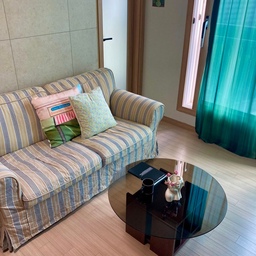 #거실확장인테리어 #기록챌린지
🏷️ 비확장형의 변신!
베란다 없애고 거실 평수 넓히는 아파트
1. 확장 시 고려했던 점 🔍
원래 있던 베란다 문과 벽을 완전히 없애고 거실을 넓히는 시공인 만큼, 가장 신경 쓰인 건 '단열'과 '개방감'이었어요!
베란다가 있어서 좁아 보이던 거실을 탁 트이게 만들면서도 겨울에 춥지 않도록 꼼꼼한 보일러 배관 연장과 이중창 선택에 집중했습니다.
2. 거실 확장 시공 팁 🔍
베란다 문을 다 없앨 때는 바닥 난방 연결과 미장 그리고 철저한 단열 작업(아이소핑크, 우레탄폼 등)을 최우선으로 체크하세요!
또 반드시 1등급 단열 이중창으로 시공해야 베란다를 없애도 거실을 사계절 내내 아늑하고 넓게 쓸 수 있답니다. 겨울에는 이중창만으로는 추울 수 있으니 두터운 방한 커튼을 달아주는 것도 꿀팁이에요 :)
집들이를 오신 손님들 모두 저희집 거실 먼저 보고 집이 넓어 보인다는 얘기를 하셨답니다!✨✨
실제 24평형인데 같은 집 베란다 있는 공간은 확실히 좁고, 답답해보이더라고요.
어떤점이 더 좋다보다 내가 살기에 적합한 시공인지가 더 중요한 것 같아요.
저희집은 베란다가 없는 대신에 그 공간에 둘 짐이나 잡다한 물품들을 다른 공간에 보관하거나 감추기, 쌓아두지 금지를 하며 유지하고 있어요!🏠
#거실인테리어 #거실확장 #아파트인테리어 #랜선집들이 #거실구조변경 #20평대아파트인테리어 #인테리어시공 #단열공사 #인테리어팁 #시공정보 #시공후기 #확장형거실 #비확장거실 #비확장베란다 #확장거실 #셀프인테리어 #홈테리어 #아지트 #맞팔 #아뜰리에 #홈스타일링 #신혼집거실 #신혼집인테리어 #넓은거실 #넓어보이는인테리어 #오늘의집