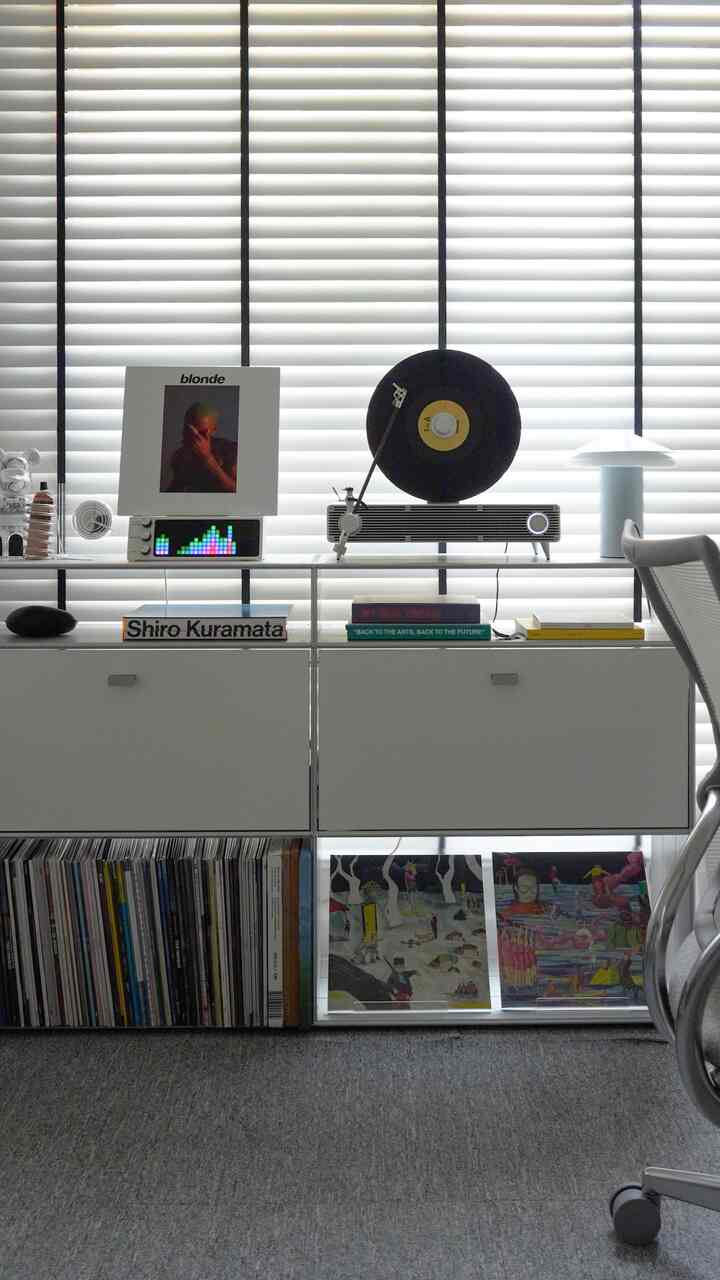 目と耳が楽しいLP鑑賞🎶

好きな音楽をストリーミングで聴くのもいいけど
LPならではのアナログ感性はもう一つの魅力がありましたね:)

ターンテーブルに慎重にプレートを上げて針を下げた瞬間から 
音楽を聴く時間がより特別になります！

アルバムカバーを鑑賞する楽しみも欠かせません。

小さな展示作品を見るように空間の片側に置くだけでも 
インテリア効果までしっかりしてくれると思います💿

＃コンスープ記録集 