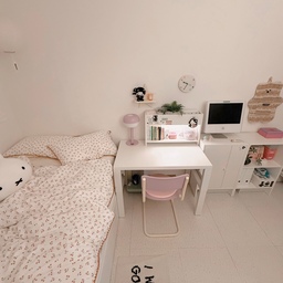 오랜만에 색감을 좀 빼놨는데
되게 허전한 느낌 . . ?
다시 색을 채워야겠어요 🤔
모두 행복한 하루 보내세요 ‪🩵‪💙 
#콘수프기록집 #오늘의우리집 #아이방 #침대 #수납침대 #책상 #이케아책상 #바게보 #이케아책장 #이케아수납장 #벽시계 #책상선반 #원룸 #자취방 