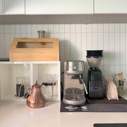 육아휴직 중인 저희 두 부부의 힐링, 커피존이에요☕️
소소하지만 알찬 것들로 채워
매일 아침을 시작할 때,
그리고 아기를 재운 저녁에 하루를 마무리하며
커피 한 잔의 여유를 가지고 있답니다🤎
#커피 #커피존 #커피그라인더 #커피머신 #주방 #커피타임 #커피드립 #커피드리퍼 #coffeetime #coffee
#ftc기록 #ftc25기 #ftc25 