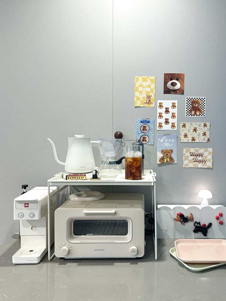 ☕️私たちの家のホームカフェゾーンを紹介します。 

インテリア施工なしで生きている新築なのに
ホワイトトーンではなく、最近あまり気に入らなかったよ🥲

この空間をどのように活用するか
赤ちゃんが生まれても心のマゾンとして使っていた空間
ホームカフェゾーンに変えました。 

ホワイトトーンに変えたいシーツやセルフ施工も 
とても探してみましたが、結論はこんな感じです🫠

新築だから間違って手をつないで台無しになるのが怖い 
ある小物だけできれいですが、可愛く飾ってみました🫶🏻

＃コーンスープ記録集
