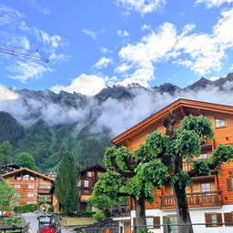 마지막 3박 4일 여행의 종착지는 바로 스위스!  
숙소는 Hotel Alpenrose Wengen인데, 
스위스의 조용하고 한적한 마을에 자리 잡고 있어요.  
보정 없는 오늘 아침 풍경, 정말 예쁘죠?  
이탈리아는 어느새 기억 속에서 희미해져 버렸네요. 😊  
여기가 천국인가 싶을 정도로 아름다운 곳이에요!
#스위스여행 #콘수프기록집 #여행기록 #스위스
#HotelAlpenroseWengen #벵겐 #벤겐 #호텔