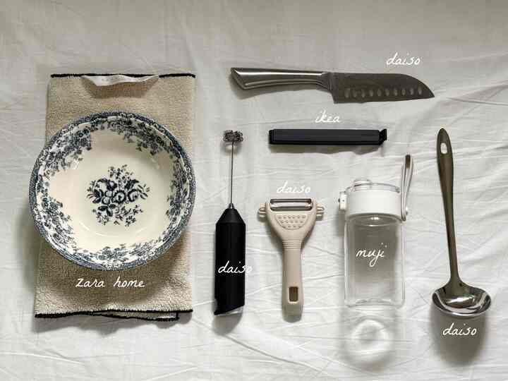 #추천주방템 #주방추천템

ftc 24。 5wk 。 （2/2）

My Kitchen Essentials 🛒  成長ホームからダイソーまで。
あれこれまとめて撮ってみたキッチンテムたち。お好みをたっぷり詰め込んだヴィンテージムードの食器から、自炊生に一茎の光のようなコスパツールまで

ザラホームフローラルアッソンウェアボール＆ハンドタオル
最近一番よく使う花柄のボウル。ほのかなブルーフローラルパターンがエキゾチックな雰囲気を加えてくれる。下敷きにしておいたハンドタオルは洗濯しても材質が柔らかくてキッチンに置いて本当に便利に使う中。

無印良品透明タンブラー
ここに抹茶ラテ作って軽く持ち歩くのにぴったりです。

IKEA ベバラシールクリップ
食材やビニール包装をしっかり密封しておくときに無条件に必要なキッチン根本テム。  #오늘의집 #집꾸미기 #원룸인테리어 #원룸꾸미기 #1인가구 #주방템 #자라홈 #무인양품 #다이소 