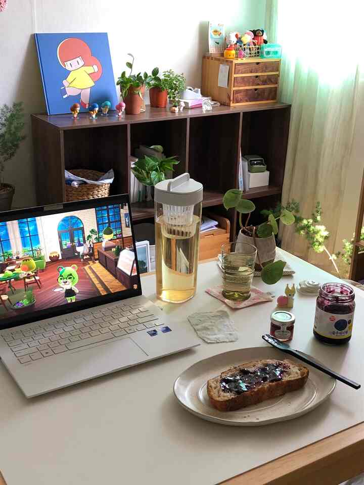 ワンルームでの朝食🥖⊹࣪˖✧
1. キャビン2人用テーブル 
ワンルームでダイニングテーブル兼デスクとして使用するのにちょうどいいサイズです。 🤎
2. カンカンプリンセスレザーテーブルクロス
異炎保護にもなって何より色味がきれいで満足ですよ！ 
3.無印良品アクリルミネラルウォーター1L
冷浸用として使用中ですよ🥃 冷蔵庫に横たわっても収納可能で、小さな冷蔵庫スペース活用に最適です！ 
4. 無印良品シリコンジャムスプーン  #FTC25기 #무인양품 #무지