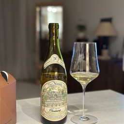 ☾우리 집 식탁 x 좋아하는 음식 
(신혼집 필수템)
𖧷출산 후 즐겼던 첫 와인🥂 잘 깨지지 않고 가성비도 좋은 와인잔, 신혼때부터 4년동안 아주 잘 쓰고있는 주방템 소개합니다. 
𖧷신혼집 필수템 스타우브 꼬꼬떼. 다들 이 비싼 걸 굳이 왜 사지? 했었는데, 솥밥 한번 먹어보고 끄덕끄덕. 밥이 맛있어서 두 그릇 뚝딱 했네요.🍚+🍚
색상 전부 예뻐요! 저도 바질 노랑 레드 중 고민하다가 크리스마스 시즌을 기념하며 레드를 선택했습니다. 실물은 더 영롱.. 𐙚₊˚⊹ ⋆⁺₊✧ 
𖧷양식부터 한식까지 뭘 담아도 기분 좋은 브런치 느낌 나는 레터링 접시. 🍽️ 부라타 치즈 x 아보카도에 올리브오일이랑 후추만 뿌려주면 입안이 황홀해지는 맛을 느낄 수 있어요. 까사디후알도 엑스트라 버진 올리브오일 강력 추천합니다,, ♡ 
#ftc25기 #오늘의집 #우리집식탁 #스타우브 #신혼집주방 #주방템추천 
