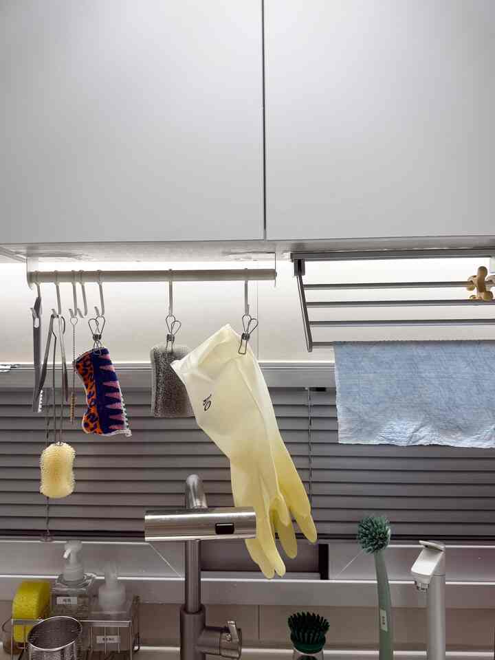 ＃賢明な消費＃コンスープ記録集 
キッチンゴム手袋、スセミは使用後水気が残っているじゃないですか
流し台の下にムタゴンでキッチンハンガーを活用すればキッチン用品を快適に使えますよ！

そして私のワンピックは＃モストピックゴム手袋です。
汗だと安心して夏でも快適に使えますよ

＃ゴム手袋＃ゴム手袋ハンガー＃キッチンハンガー 