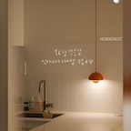 #광고 | 조명과 작은 소품들로 채워본
6월의 #16평 저희 집 기록이에요.

1️⃣ 스칸디리빙 모스 테이블 조명
밤에 천장 등을 끄고 이것만 켜두면 집안 전체가 한순간에 아늑해져요. 패브릭 쉐이드 특유의 부드러운 빛이 참 예뻐요.

2️⃣ 앤트레디션 플라워팟 VP10
이번에 새로 나온 Zesty orange 컬러예요. 동글동글한 비율이 귀여운 조명이에요. 플라워팟은 실물이 훨씬 예쁜 조명! 벌써 저희 집에 네 개나 있어요.

3️⃣ 브로스테코펜하겐 플로렌티나 화병 XS
유광 질감이 예뻐서 첫눈에 고른 화병이에요. 반짝이는 유광 덕분에 특유의 빈티지한 멋이 더 잘 살아요. 꽃 한 줄기 꽂아도 예쁘고 그냥 빈 병 상태로 선반에 올려두기만 해도 만족스러워요.

4️⃣ DBKD 스웨디시 래빗
보자마자 우리 토끼밤이 생각나서 소장하지 않을 수가 없었어요. 바닐라 유광 컬러라 브로스테 화병이랑 나란히 두면 세트처럼 찰떡이에요. 

5️⃣ 블루밍빌 마샤 병 오프너
원래는 병 따개로 나온 제품인데 조형미가 느껴지는 독특한 모양이라 요즘 책 위에 두는 문진으로 쓰고 있어요. 존재감이 어마어마!


#노르딕네스트 #노네프렌즈 #노네프렌즈9기 #북유럽인테리어 