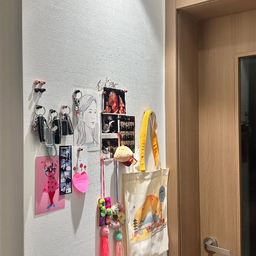 ♥︎ 체스형 네오디움 자석
저희 집은 인테리어 시공할 때 다용도실 문 옆 벽면에 자석보드를 매립했어요! 
여기에 자동차 키, 초음파 사진, 가족 사진, 에코백 등을 붙여두는데, 자석들이 자동차 키 무게는 못 버티고 자꾸 떨어지더라고요.
자성이 강한 걸 찾다가 발견한 체스형 네오디움 자석. 인테리어용으로도 예쁘고 깔끔해서 자석은 이것만 쓰게 되네요. 
작지만 활용도는 정말 최고인 아이템입니다! 
#주방꿀템 #ftc25기 #자석 #자석보드 #주방인테리어 
