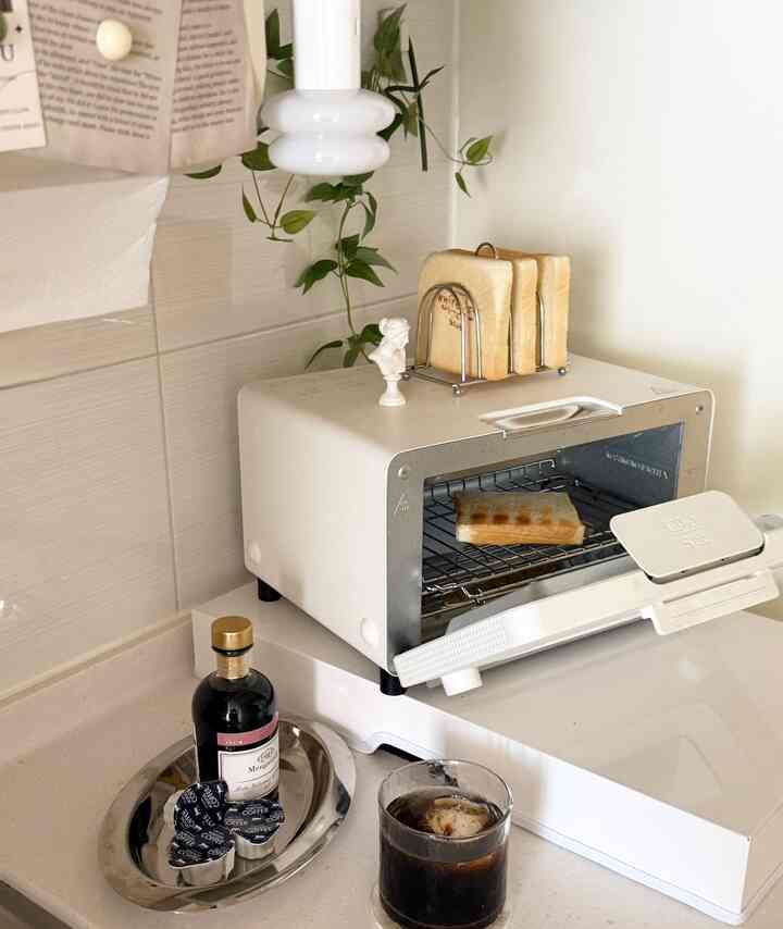 キッチンで作ったカフェ🍞☕️
毎朝、香ばしいパンのにおいで始まる私たちの家のキッチン1つの小さなホームカフェゾーンです。ホワイトトーンのすっきりとしたムードに緑の植物とほのかな照明まで加えて、とてもブランチカフェで羨ましい空間が完成しました。

1️⃣バルミューダトースター
ホームカフェの完成はやっぱり一番速いおいしいパンですね！すっきりとしたホワイトカラーでキッチンどこに置いてもインテリアを損なうことなくオブジェのように溶け込みます！

2️⃣トストラック
焼かれたトーストをサクッと保ってくれるハチミツです。バルミューダトースターの上にシュッと置くだけでもヨーロッパの感性キッチンの雰囲気が漂う。写真のようにきれいな食パンを並べて置くと、それ自体で素晴らしいキッチンインテリア小物になってくれます。

3️⃣日光電球
キッチン一隅を居心地の良いカフェ雰囲気に反転させてくれた一等工信照明ですよ！上場の下でフックをかけてトゥク落として演出してみたが、ドングルドングルでかわいいシェイプのおかげでミニマルなキッチンに確実なポイントになります。夜にこの照明を1つだけ入れておけばホームバーの雰囲気も出せますよ。

＃ftc25機＃ftc25＃キッチンインテリア＃キッチン＃キッチン飾り＃キッチンアクセサリー＃キッチン照明＃バルミューダトースター＃トーストラック 