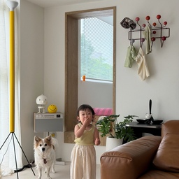 #오늘의우리집 #콘수프기록집 
우리집 귀염댕이들 투샷 👧🏻🦊
힘들어도 행복한 #애개육아 기록 !
#오늘의집 #스페셜크리에이터 #오늘의집크리에이터 #플로스 #플로스루미네이터 #플로어램프 #제네바 #제네바스피커 #제네바디콘 #홉티미스트 #윈도우시트 #행잇올 #비트라 #알레시 #아기가사는집 #아기가있는집 #강아지와함께사는집 #믹스견 