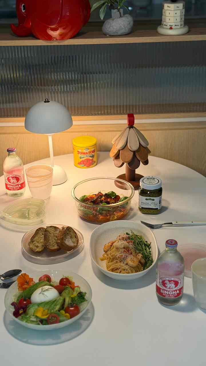 キッチン食器を1つ変えただけなのに食事時間がもう少し楽しくなりました🍽️

その日その日のメニューに合わせて皿を取り出し、ガラスボールには果物を入れ、マグカップにはコーヒーを詰める小さなプロセスが思ったよりキッチンの雰囲気をたくさん変えてくれました。

ホワイトプレートからガラス食器、陶器ボールまで種類別に一つずつ集めておくと、プレーティングも楽で、同じ食べ物もより丁寧に着せた感じがします。お客様が来た時はもちろん、一人で食べる一食も気持ちよく作ってくれるキッチンアイテムたち🤍

きれいな食器は見た目だけではなく、よく使うことになるという点が最大のメリットだと思います。毎日使う空間なので、私の好きなものでいっぱいになる楽しみもあります。

あなたは最も頻繁に使用される食器を持っていますか？ 😊

#キッチンインテリア#キッチン用品 