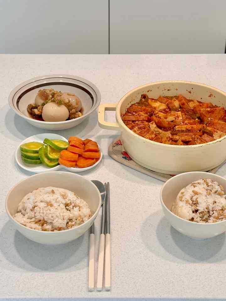 料理の開始から処理まで1つのキューに終わる 
我が家のキッチンテムおすすめ3つ💫

インダクションポットセットは高低とサイズが異なります
色々使ってますよ！
高さが低いのは煮込むときによく使う
水鍋は湯から天ぷらまで活用度がはるかに多様ですよ👩🏻‍🍳

料理に必要な水はもう買わない 
浄水器として使用します💧 
現代のキューミングディライトは本当に心配して買いました。
以前の家からあり、負けてきました- 
整数だけではありますが、価格も安く管理も簡単です。
私は本当にうまくいったと思います🫰🏻

そして最後に聞いたMinix Food Handler🤍
とてもヨー - 水ですよ、、食べ物の悩みが芽消えたからです！ 
週に一度洗浄するのに十分
おやつを使用しています💛

＃コンスープ記録集＃ftc24＃キッチンテムおすすめ＃キッチンテム＃キッチンインテリア＃キッチンインテリア 