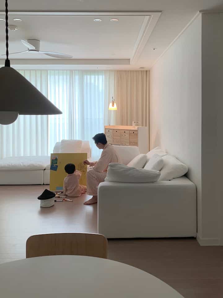 ＃一緒に住んでいる家

5歳の赤ちゃんとお母さんのお父さんが一緒に住んでいる家🏡
お母さんのホワイトお好みと赤ちゃんの緑茶のおもちゃが一緒に調和して暮らす我が家を紹介します 
赤ちゃんの部屋は赤ちゃんのおもちゃでいっぱいで、リビングルームには赤ちゃんとお母さんの家具が一緒に調和しています💛

#ホワイトインテリア 